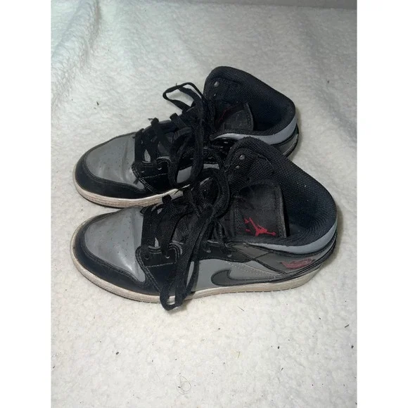 Jordan 1 Mid Shadow Red GS Black Particle Grey Gym Red 554725-096 Kids Size 4Y‎