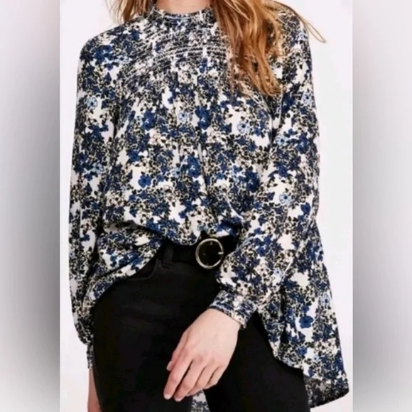 Free People Women’s Blue and White Floral Blouse Size S