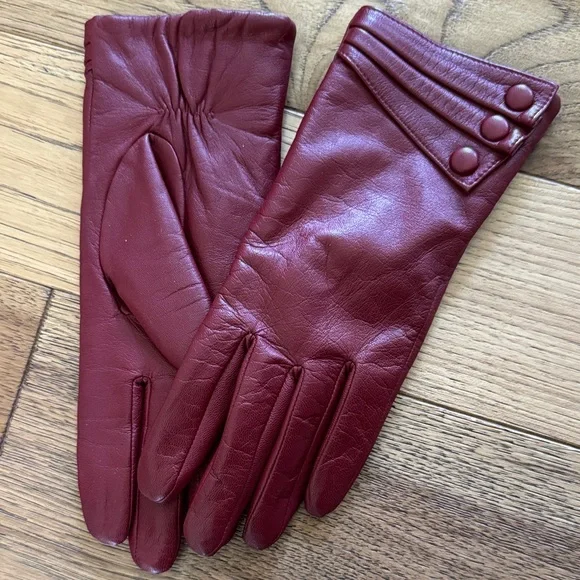 😊Women's Leather Dress Gloves in Deep Red detailed with covered buttons.
