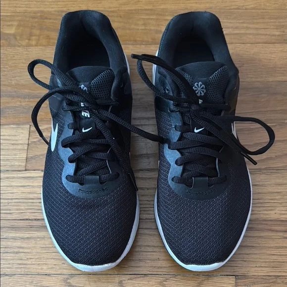 👟Women’s Nike Revolution 6 black/white running shoes. Size 7.5M.