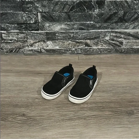 Wonder Nation Black and White Slip-On Sneakers Size 5‎