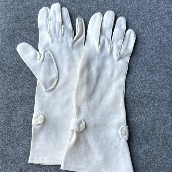 Classic white‎ kid Gloves