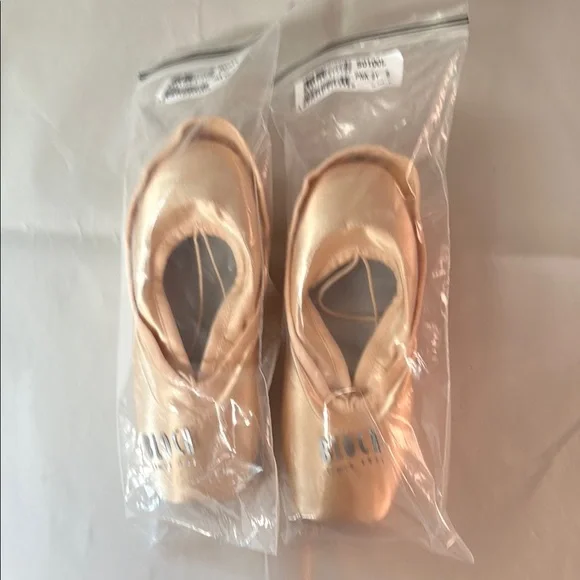 NWT Bloch Synergy Pointe Shoes Size: 2Y 6