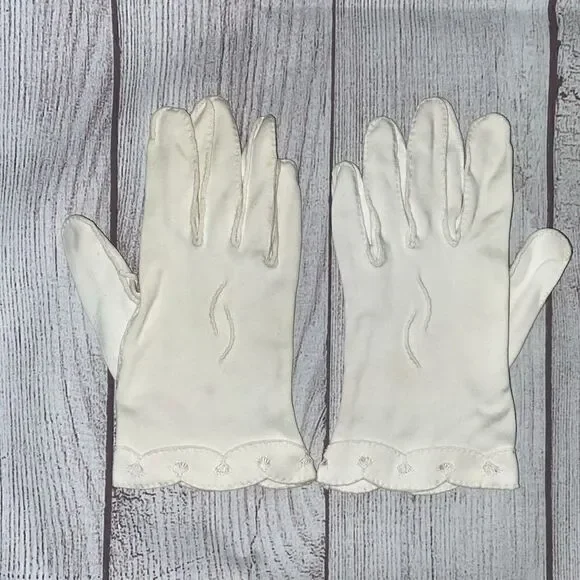 Vintage scallop edge embroidered white gloves  XS/small women