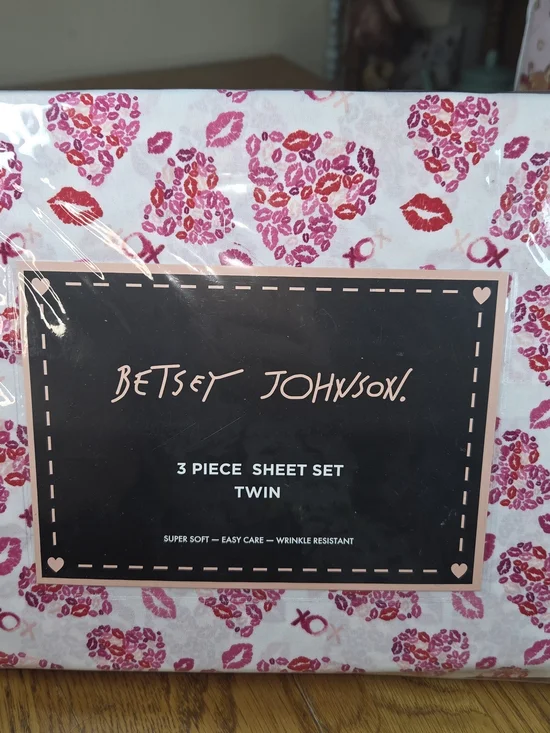 New Betsey Johnson Pink & Red Kiss Print 3 Piece Twin Sheet Set. CP