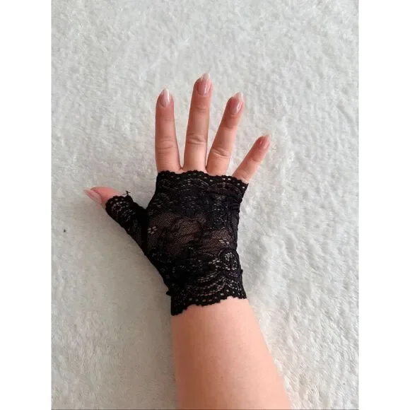 Black Lace Fingerless Gloves – Vintage Gothic Style