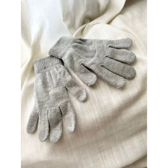 Grey knit gloves