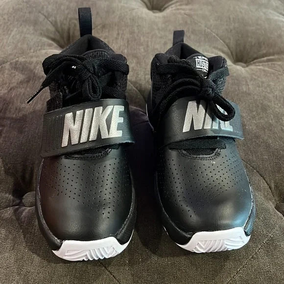 Nike team hustle sneaker size 2 NWT