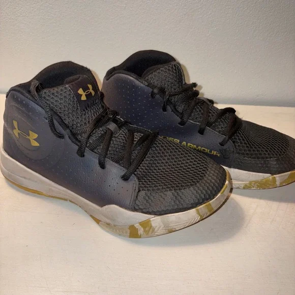 Under Armour Basketball Shoes Athletic Sneakers‎ High Top Youth Size 6Y
