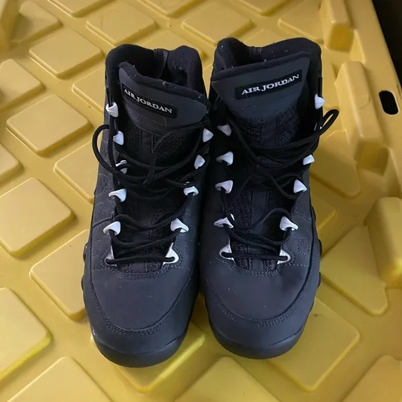 Nike Wolf grey air jordan 9s. SIZE 6.5 YOUTH
