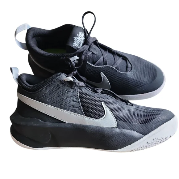 Nike‎ Team Hustle D 10 Youth Size 5 Black White Athletic Shoes CW6735 004