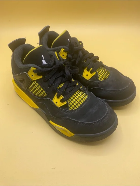 Jordan 4 Retro Thunder