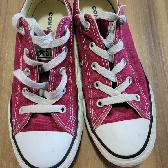 Converse Unisex size 2 boy girl big kid Burgundy