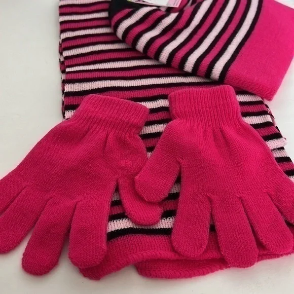 KIDS APPAREL CLUB, SCARF AND GLOVES AND HAT SET