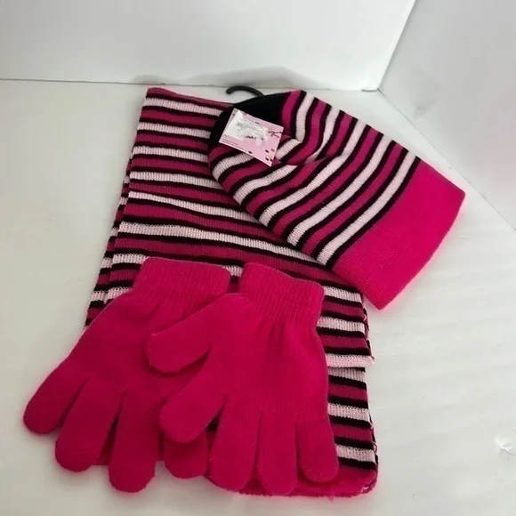 KIDS APPAREL CLUB, HAT AND GLOVES AND SCARF SET