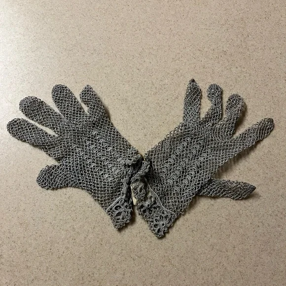 NWT 40’s / 50’s Vintage Jelleff’s Crochet Lace Gloves w Floral Cuff Motif