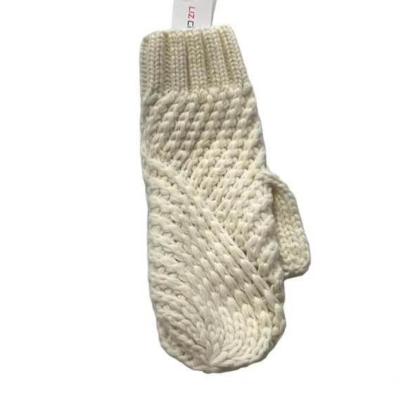 NWT Knitted mittens - cream