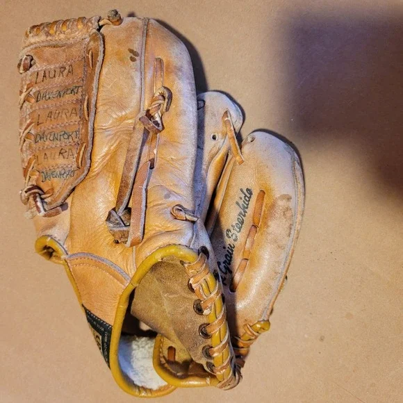 Montgomery Ward Right Handed Baseball Glove‎ Mitt Leather Registered 80-21210