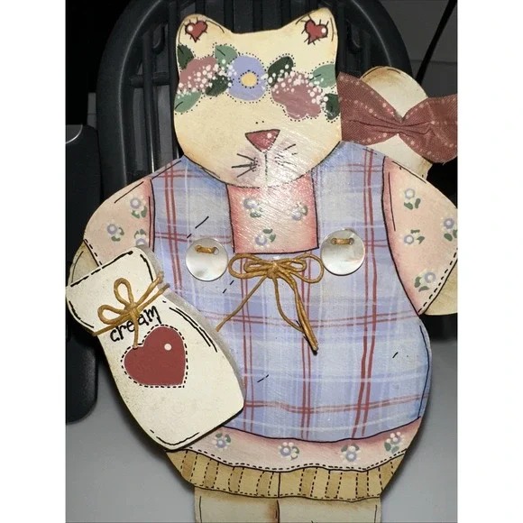 Wooden cat holding‎ cream signed great colors and hand painted 7 x 5