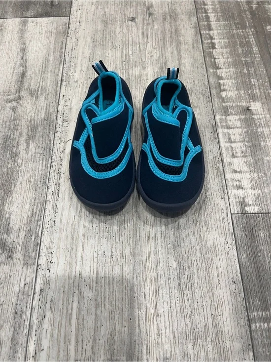 The Children's Place Boys Water Shoes in navy blue/aqua. Size Toddler 7/8.