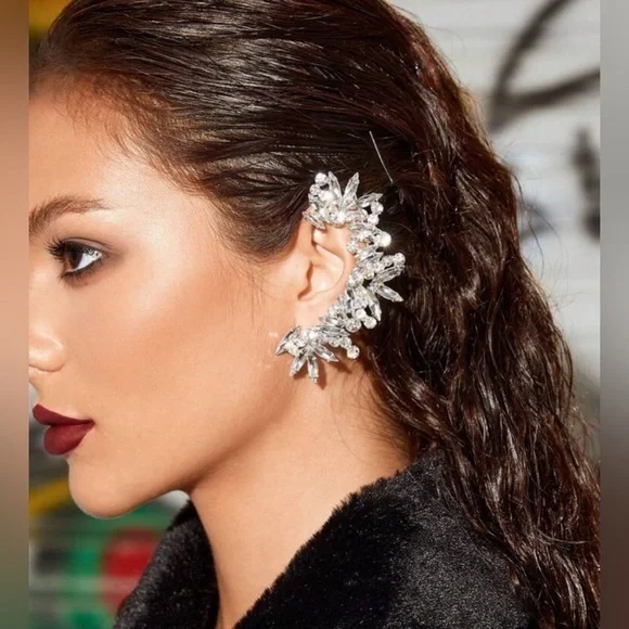✨NEW✨ Elegant Silver Crystal Ear Cuff