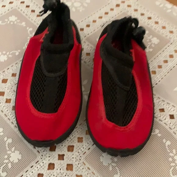 TRU-FIT SZ 11-12 RED BLACK WATER SHOES. PREOWNED