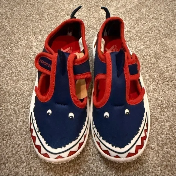 NWT ZeroXposur toddler size 10 Shark water shoes with Velcro strap
