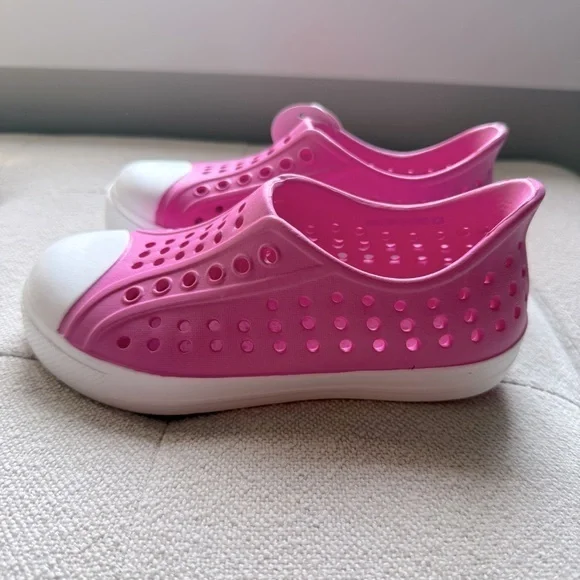 Wonder Nation youth size 9-10 lightweight water shoes