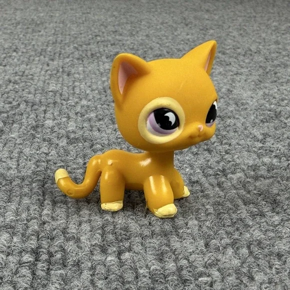 Hasbro Littlest Pet Shop Shorthair Yellow Cat Figure #855 2008 Purple Eyes LPS