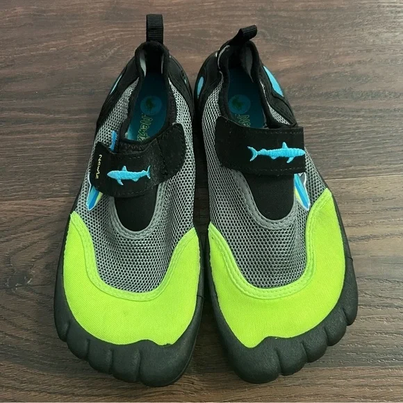 Newtz Kids Boys Girls WATER SHOES Size 2/3Y Green Blue Fish Swimming Lake River