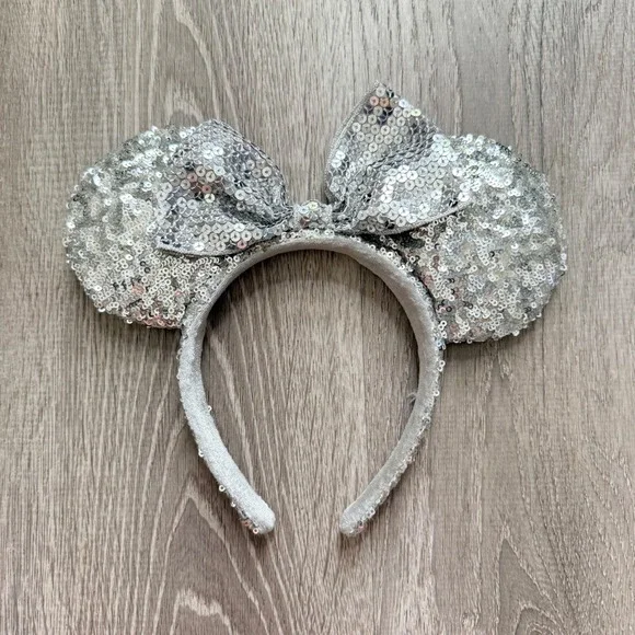 Disney Parks Minnie Mouse Silver Sequin Ears Headband Bow Metallic Grey
