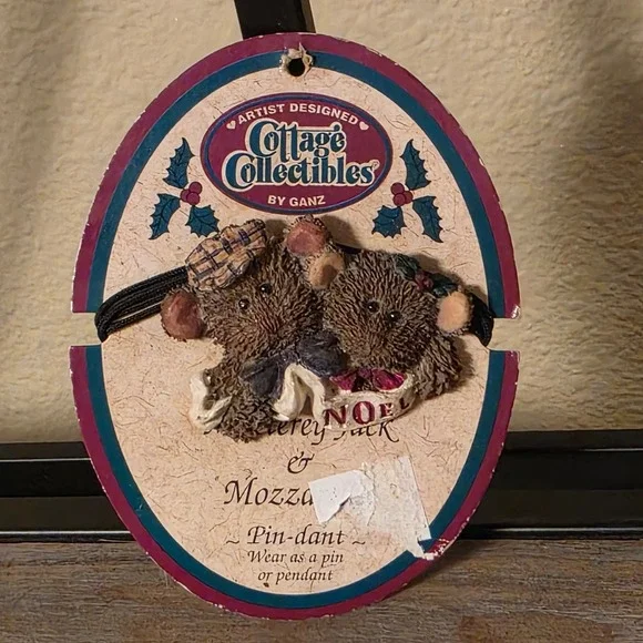 Cottage Collectibles by Ganz Artist Designed Noel‎ Monterey Jack Mozzarella Pin