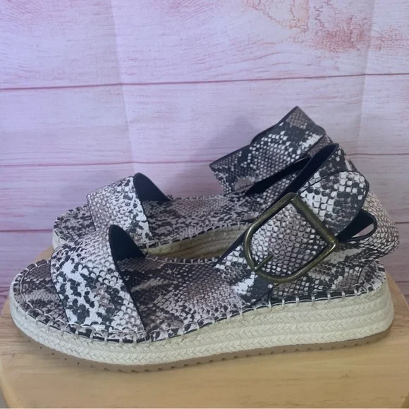 Qupid  Snakeskin Espadrille Flatform Sandal Size 9‎