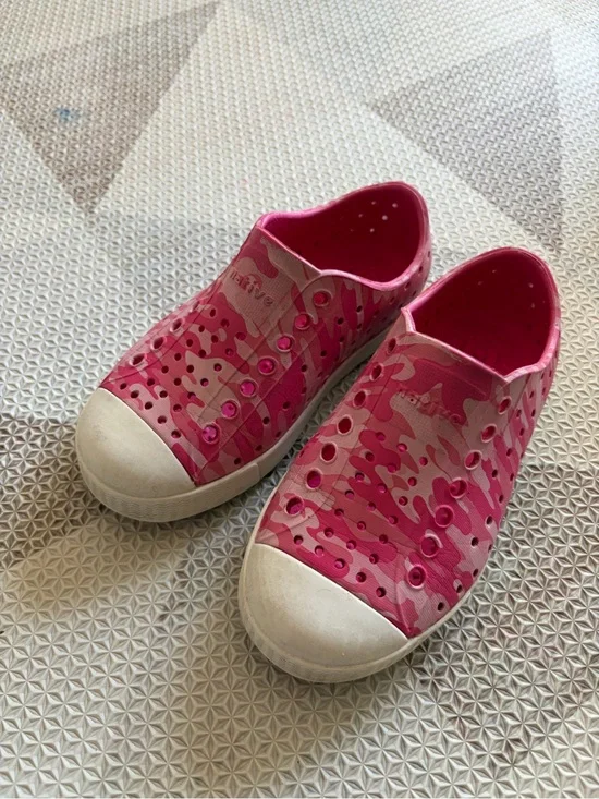 Native Jefferson Pink Camo Sneakers (8)