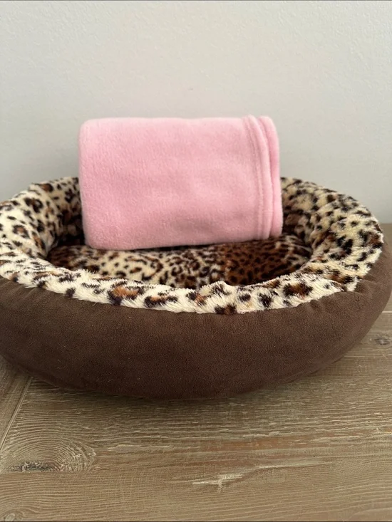Cozy Leopard Print Pet Bed with Pink Fleece Blanket