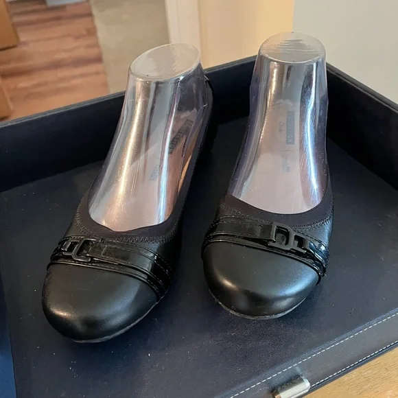 Clarks Kinzie light Classic Women's Black Ballet Flats with Gloss Trim