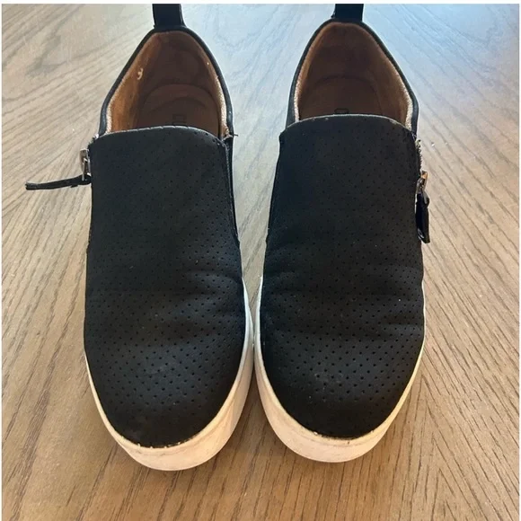 Cushionaire womens black zipper shoes size 6 1/2 Wide