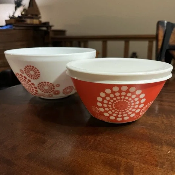 Pyrex Vintage Charm SPOT ON Mixing Bowls Set of 2 Orange White Medallion Dot