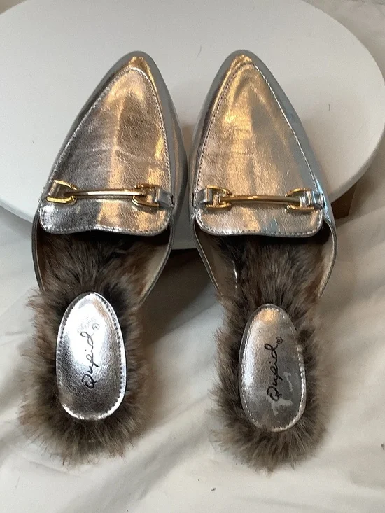 EUC Qupid swirl Mule silver fur sz. 5.5 flats Slingback