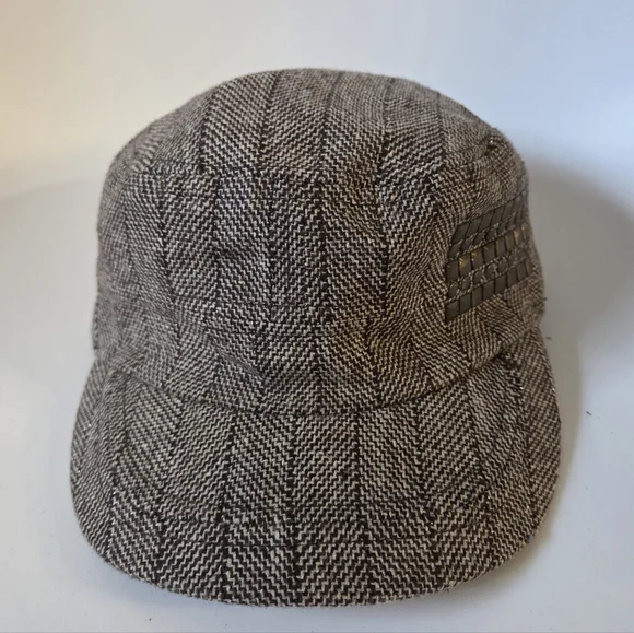 Women's Stylish Plaid Hat With Metal Embelishment