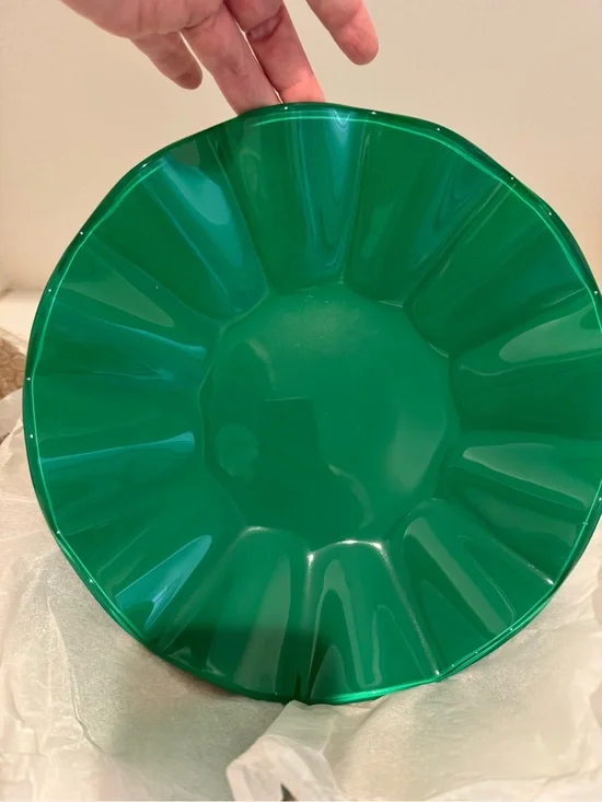 Vibrant Emerald Green scalloped Plate Set  x 2