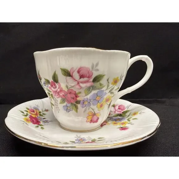 Royal Albert Bone China tea cup & saucer England Pink roses floral pattern VTG