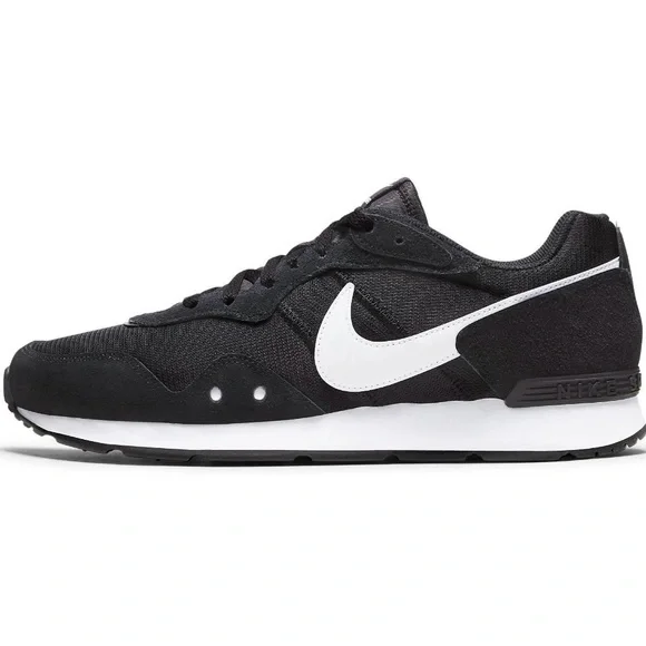 NIKE Sneakers Men’s 11 Black and White Venture Runner NWOT