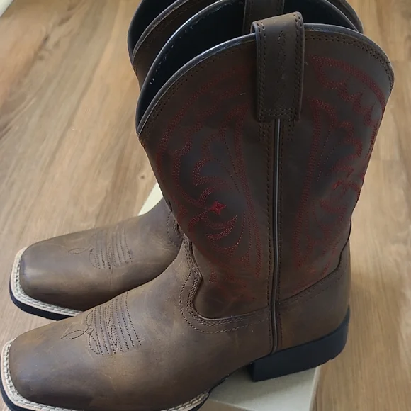 Ariat Brown and Red Western Boots‎ is for boy zise 2 used exelente condition.