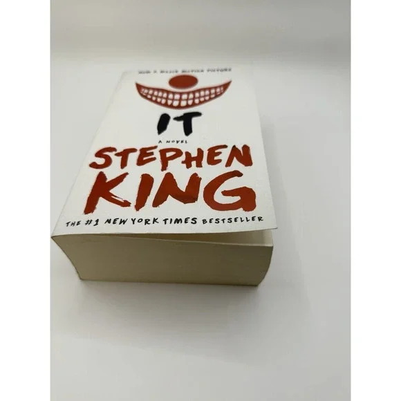 ** IT**A Novel Stephen King Paperback Book Horror Movie Cover Bestseller VG