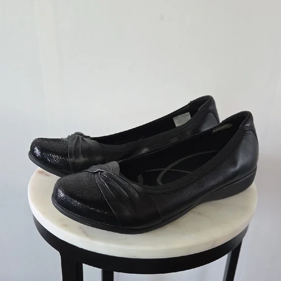 Aravon Black Leather Knot-Detail Slip-On Flats Size 9.5
