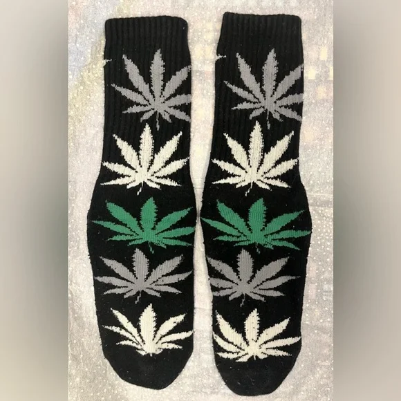 HUF Plantlife Crew Socks Weed Leaf Pattern Black Green Cotton Comfy Cozy Winter