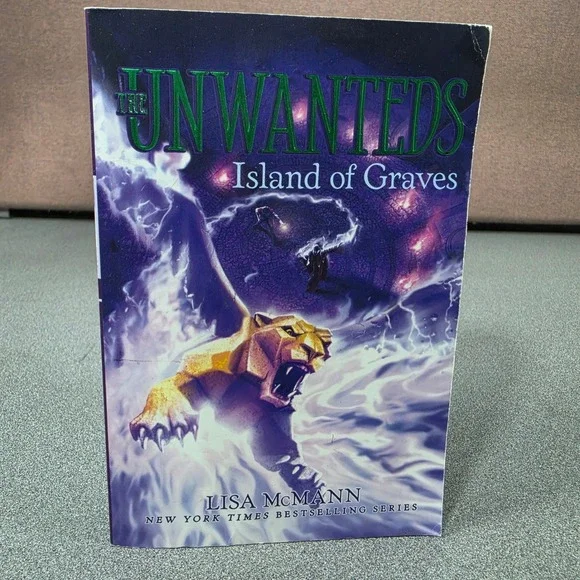 Lisa McMann Island of Graves The Unwanteds Book 6 Purple Excellent Paperback