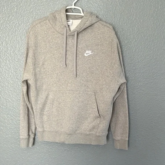 Nike Men’s Sportwear Club Fleece Hoodie in Gray size medium