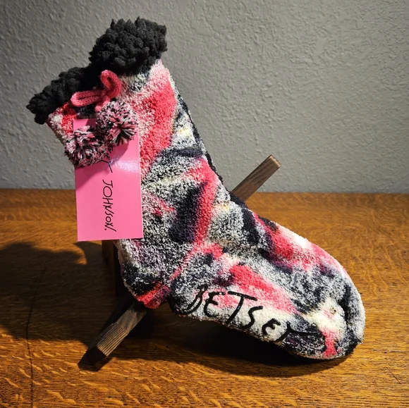 Betsey Johnson Cabin Pom Pom Slipper Socks NWT